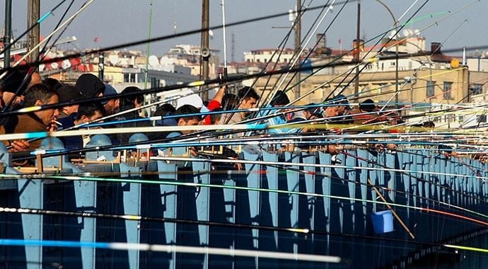 İstanbulda köprüde balık tutmak?